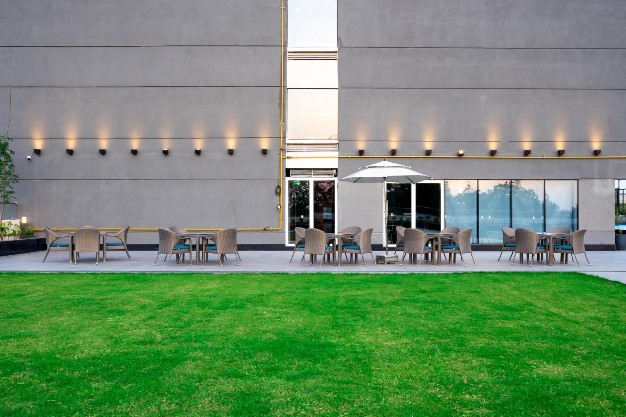 Holiday Inn Lucknow Airport By Ihg ภายนอก รูปภาพ